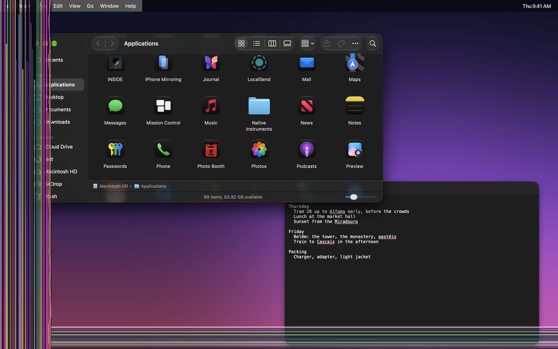 Ein MacBook-Display mit kaputtem linken und unteren Rand: Streifen und Bildfehler überdecken Menüleiste und Dock.