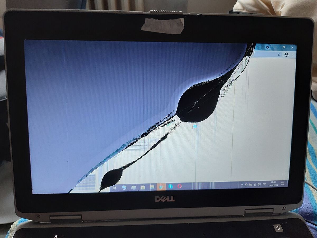 Un pannello LCD crepato. Quando l'immagine cola così, serve un pannello nuovo o un gruppo schermo completo.
