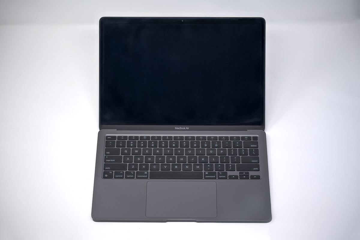 The MacBook Air M1, model A2337. It looks like the Intel Air from 2018 to 2020, but their displays don't swap.